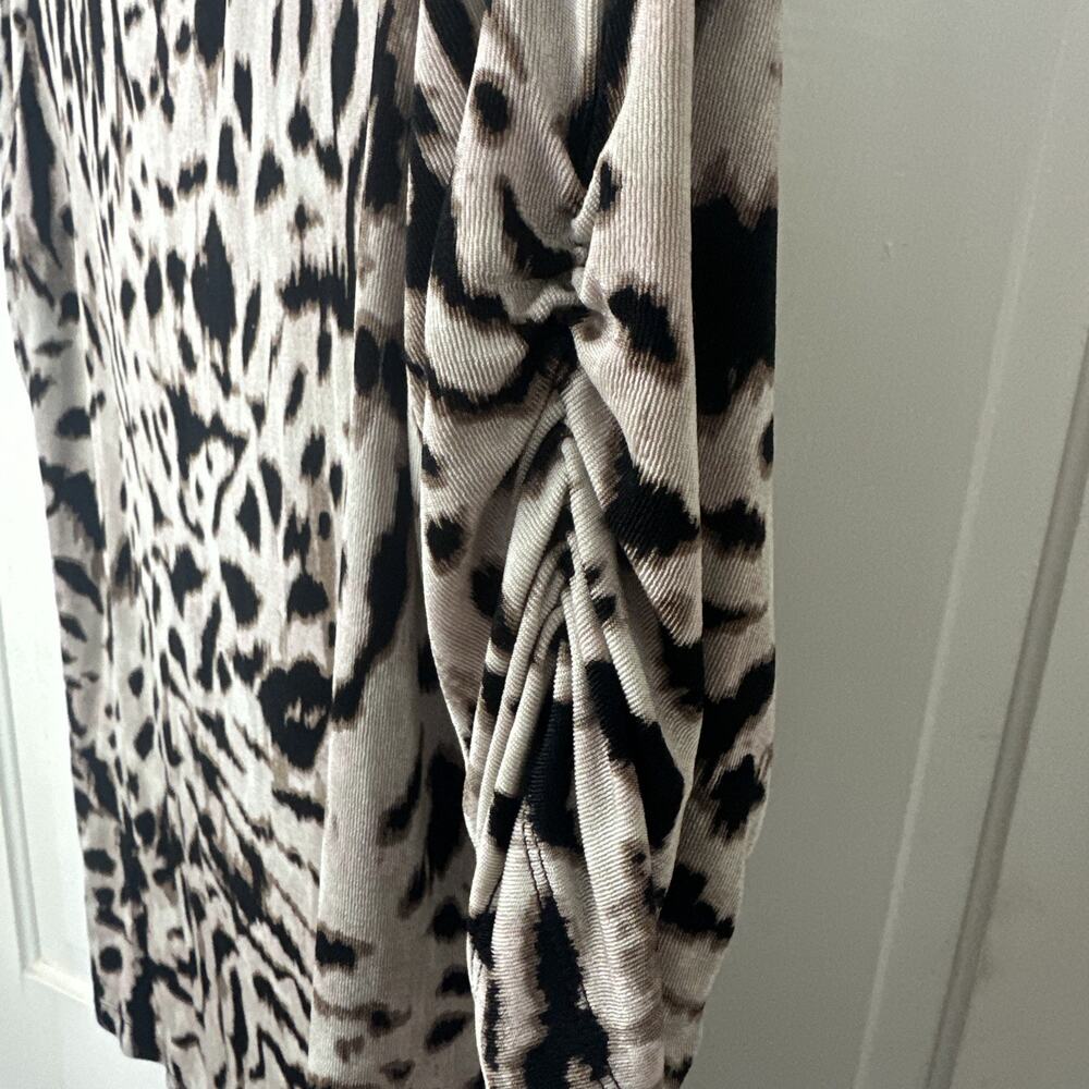 Chicos Travelers 2 Leopard Short Sleeve Top Size 2 Slinky knit Roundneck - Picture 4 of 5